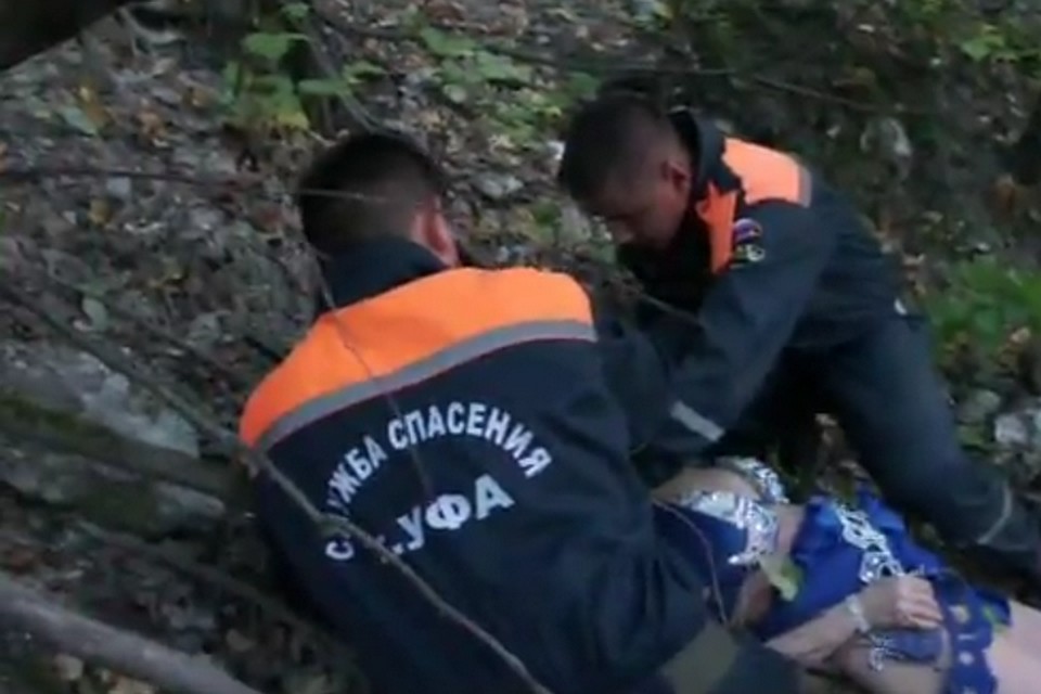 Первую помощь пострадавшей оказали спасатели