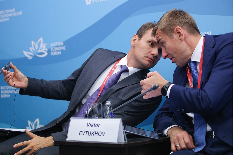 Виктор Евтухов (справа): «Квота на вывоз круглого леса распределяется только между теми предприятиями, которые создали перерабатывающие мощности, а также осуществляли экспорт продукции лесопереработки». Фото: ТАСС.