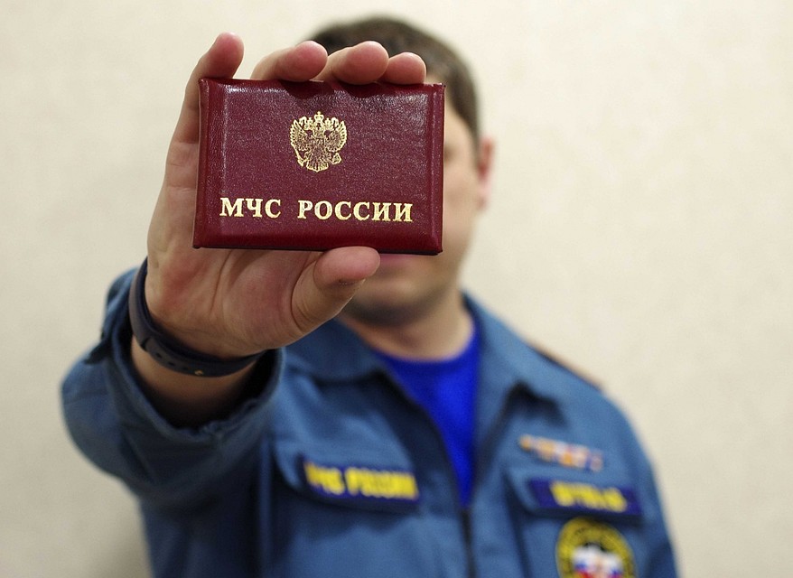 У инспектора помимо удостоверения при себе имеется нагрудный значок и распоряжение на проведение проверки.