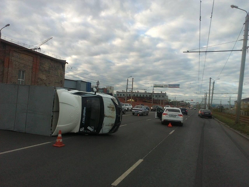 ДТП на Свердловском, 24 парализовало движение. Фото: пресс-служба ГУ МВД по Челябинской области.