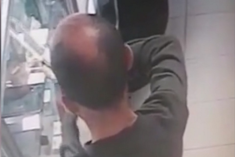 Злоумышленник попал в объективы камер наблюдения. Фото: скриншот с записи камеры наблюдения