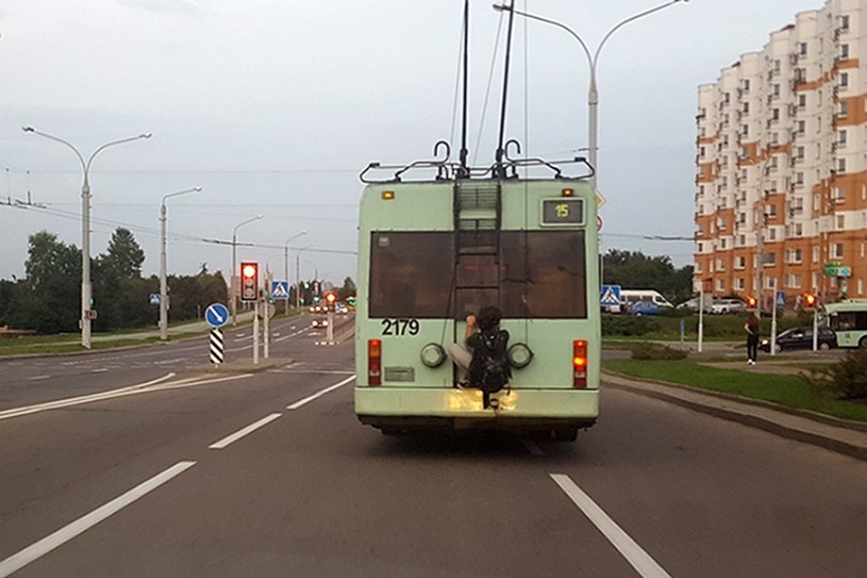 Парень проехал остановку, зацепившись за троллейбус. Фото: minsknews.by.