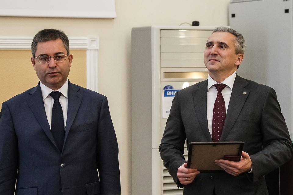 Александр Моор получил удостоверение губернатора Тюменской области. Фото Михаила Калянова