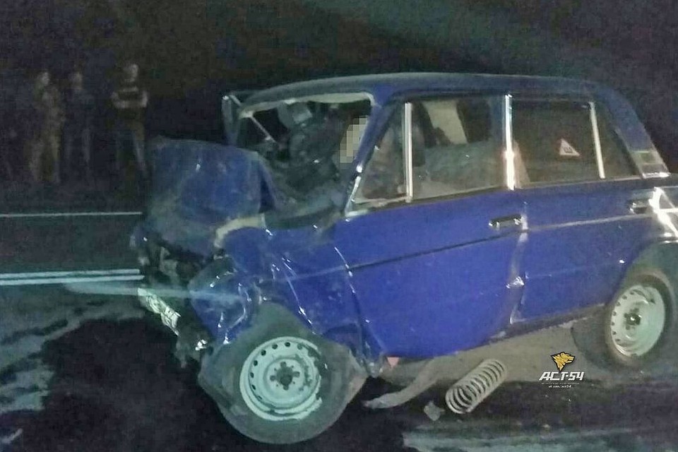 От удара оба автомобили смялись как лист бумаги.