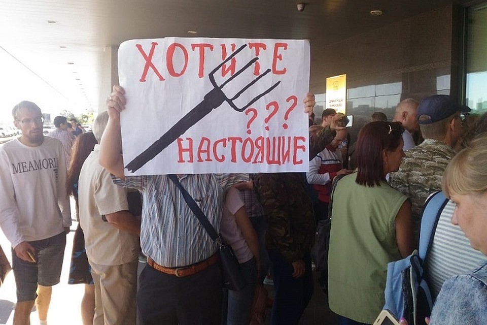Недовольные результатами выборов губернатора в Приморье заняли центральную площадь Владивостока.