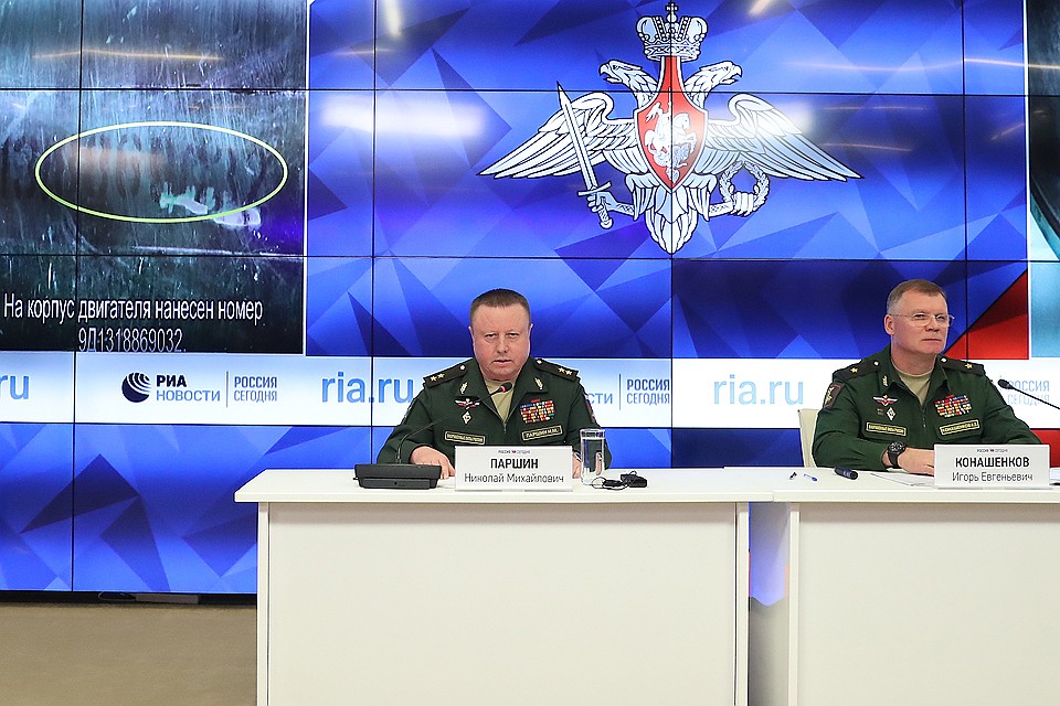 Начальник Главного ракетно-артиллерийского управления Министерства обороны РФ Николай Паршин и официальный представитель Минобороны РФ Игорь Конашенков (слева направо) на брифинге Министерства обороны РФ. Антон Новодережкин/ТАСС