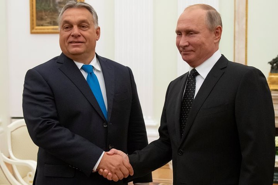 Президент РФ Владимир Путин (справа) и премьер-министр Венгрии Виктор Орбан