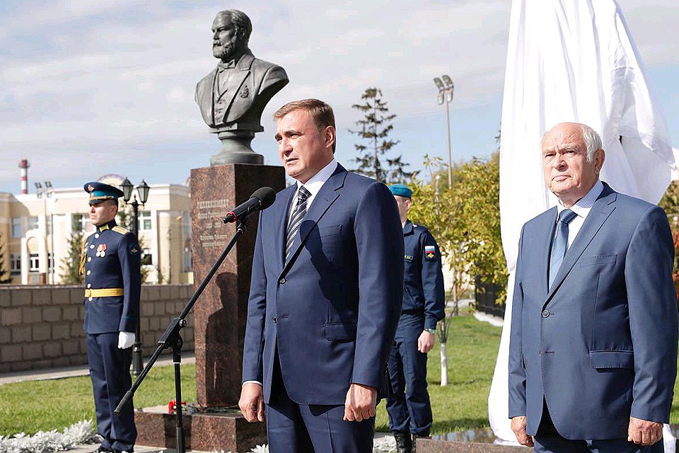 Губернатор Тульской области Алексей Дюмин на церемонии открытия бюста конструктора Федора Токарева.