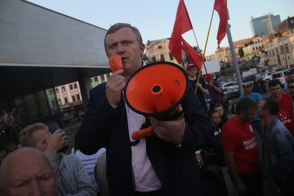 Андрей Ищенко третий день выходит к зданию администрации Приморского края