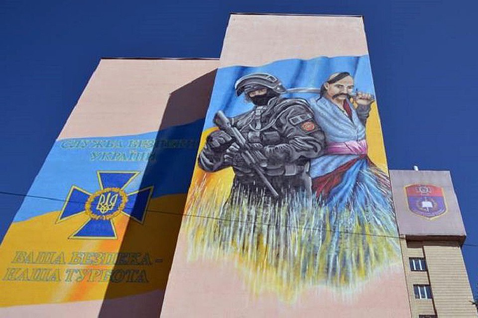 Гигантский рисунок открывали торжественно и с помпой.