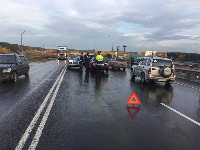 Вчера на коммунальном мосту произошло несколько аварий. Фото: пресс-служба УМВД по Томской области.