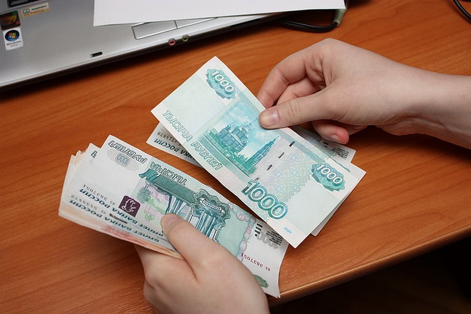 Из-за семи тысяч рублей должник из Гдова скрывался от приставов по кустам.