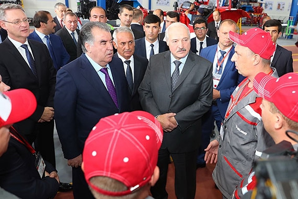 Президенты Беларуси и Таджикистана посетили сборочное производство тракторной техники