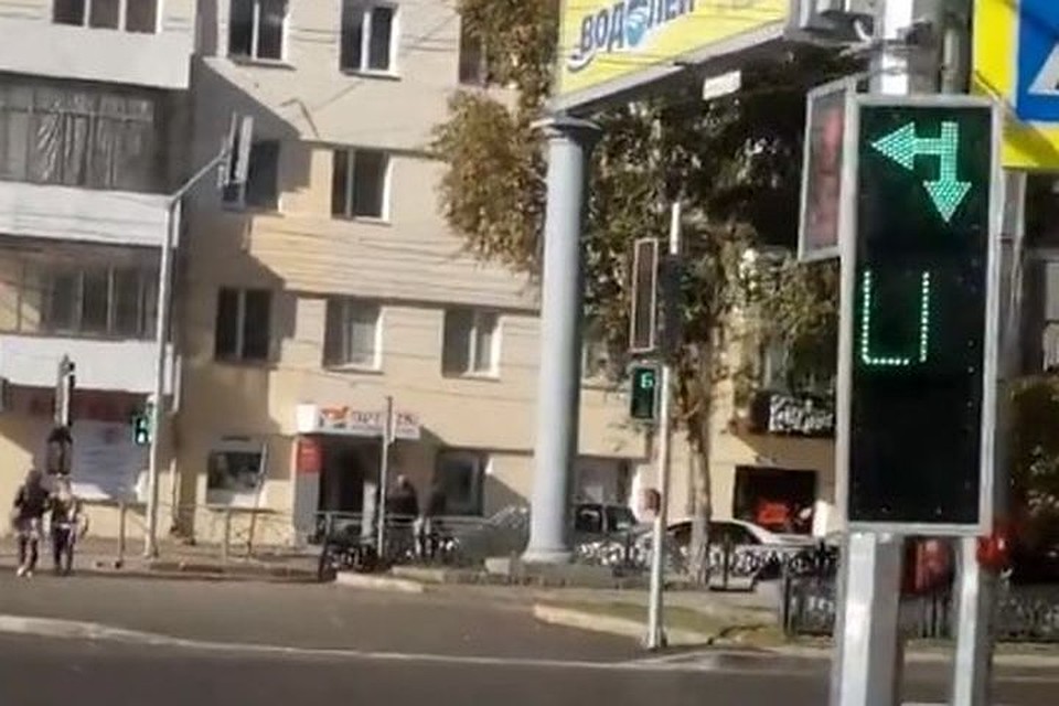 Такой вот светофор удивил водителей на пересечении улиц Фрунзе и Красного проспекта.