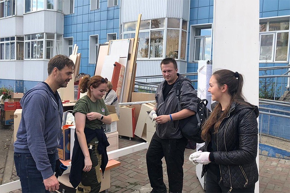 Накануне жители с помощью волонтеров выносили из пострадавших квартир мебель и крупную бытовую технику. Фото: пресс-служба мэрии Томска
