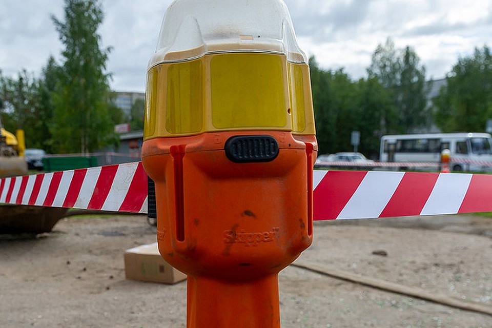 В Петербурге вода из «электрощитка» затопила улицу.