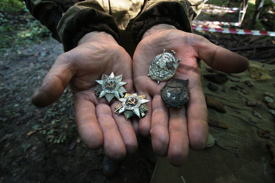 Обнаруженные на месте падения самолета награды