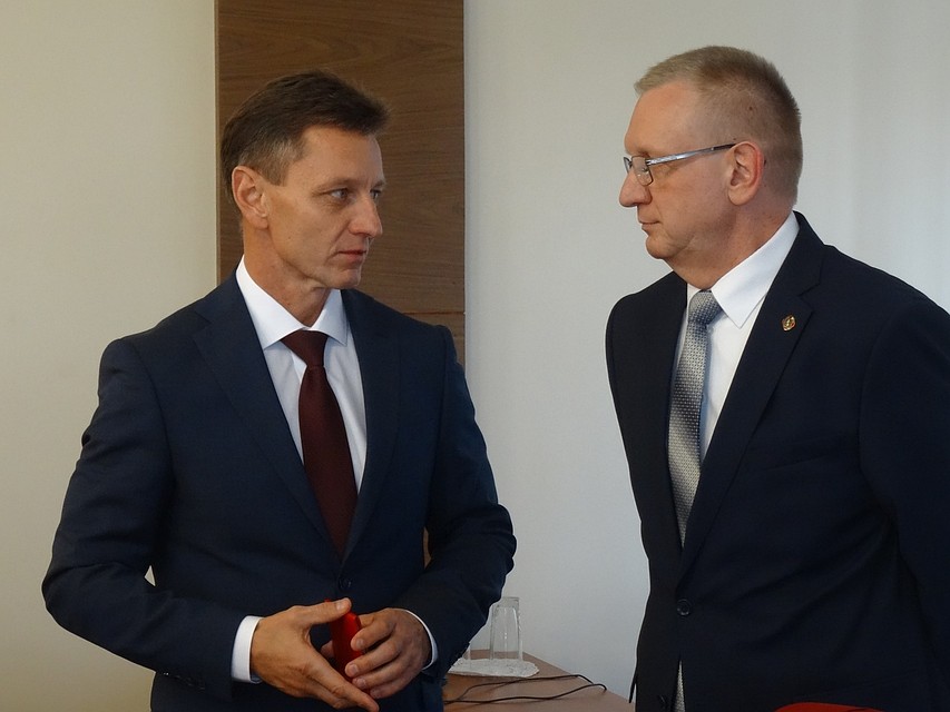 Вадим Минаев вручил удостоверение губернатора Владимиру Сипягину