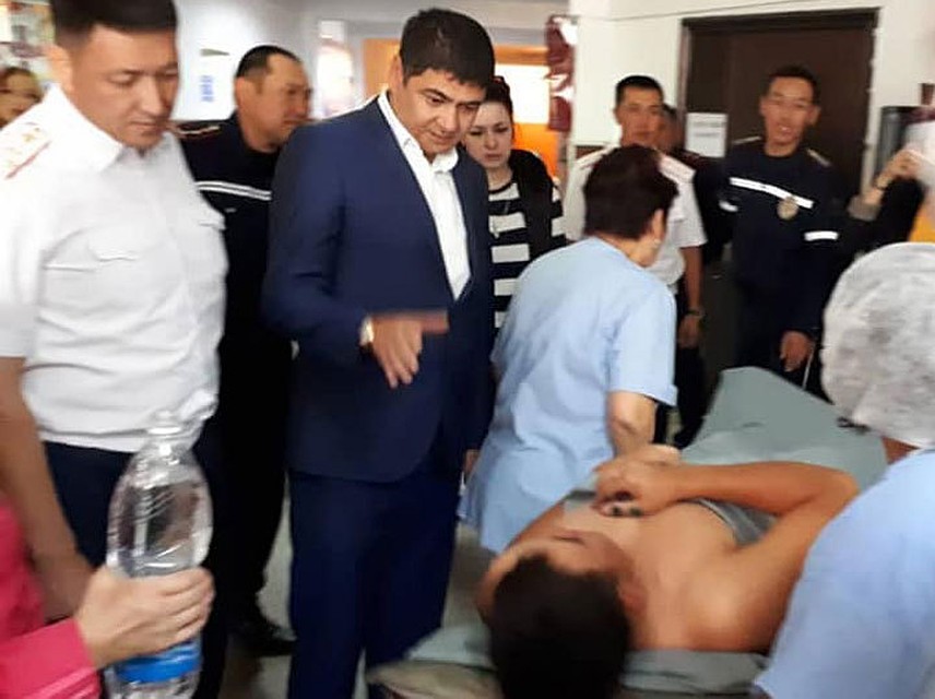 После наезда инспектора привезли в больницу в тяжелом состоянии.