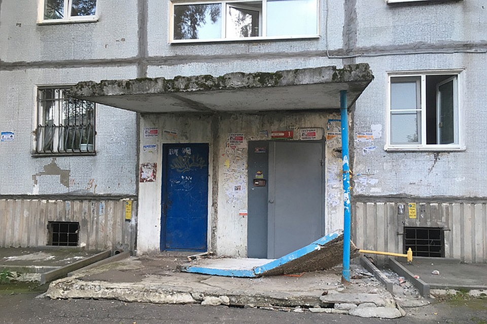 В доме, где жительницу едва не придавило бетонной плитой, начались ремонтные работы.