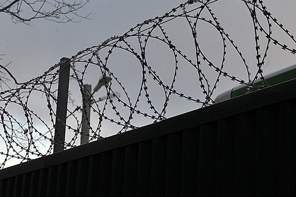 Мужчинам и женщине, подозреваемых в воровстве, грозит до шести лет лишения свободы.