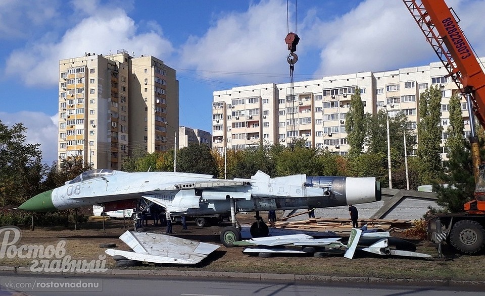 В Ростове-на-Дону на Таганрогской на постамент устанавливают истребитель Су-27. Фото: ВК "Ростов Главный - новости Ростова-на-Дону"