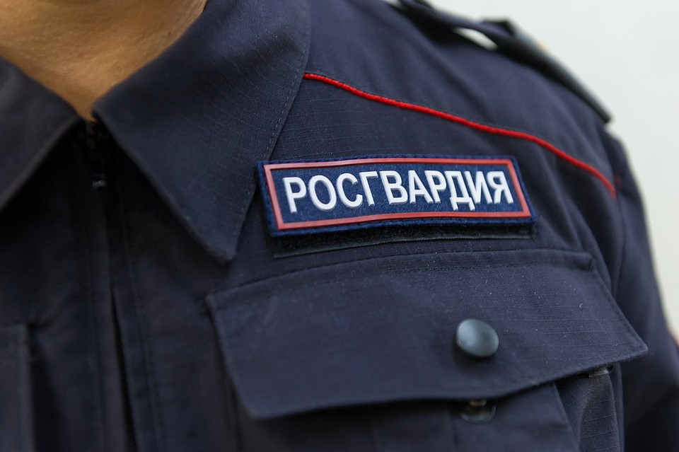 В магазине на улице Коммунальной мужчина пытался украсть алкоголь и еду, но отряд Росгвардии ему помешал.