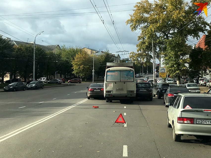 В Орле маршрутка не влезла в ряд и счесала две легковушки