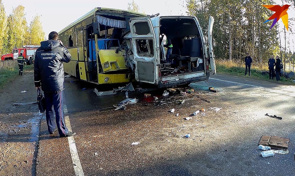 Маршрутка не пыталась тормозить и впечаталась в автобус.