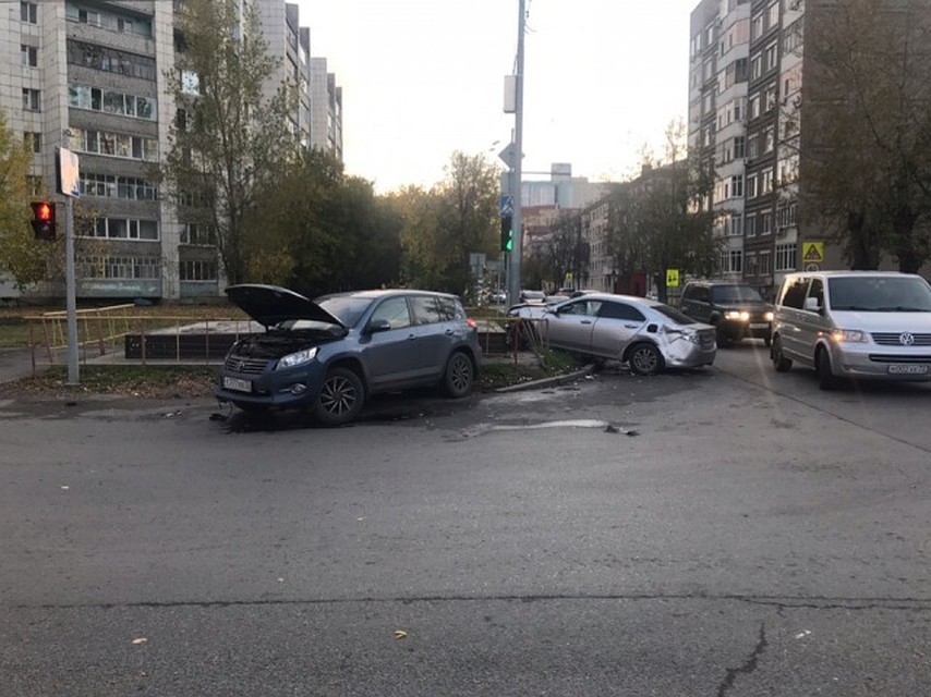 Водитель Тойоты пролетела на "красный". Фото из соцсети ВКонтакте
