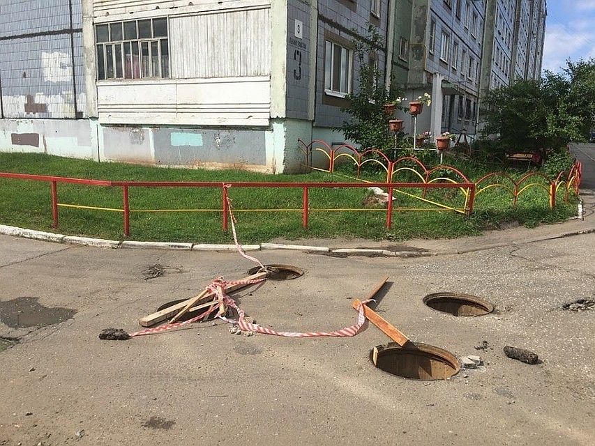 Открытые люки стали настоящим бедствием. Фото: архив "КП".