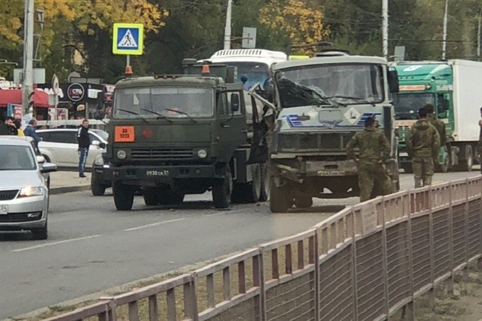 МАЗ-ассенизатор врезался в армейский бензовоз. Фото: Толя Чёмов