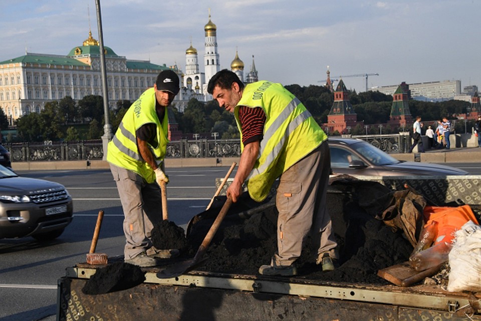Треть своих доходов гастарбайтеры отправляют на родину, остальное копят