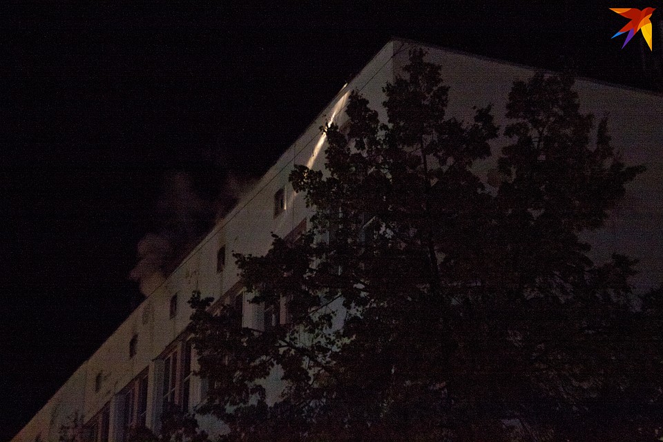 Пожарные работали оперативно. В 22.30 над зданием дыма уже практически не было.