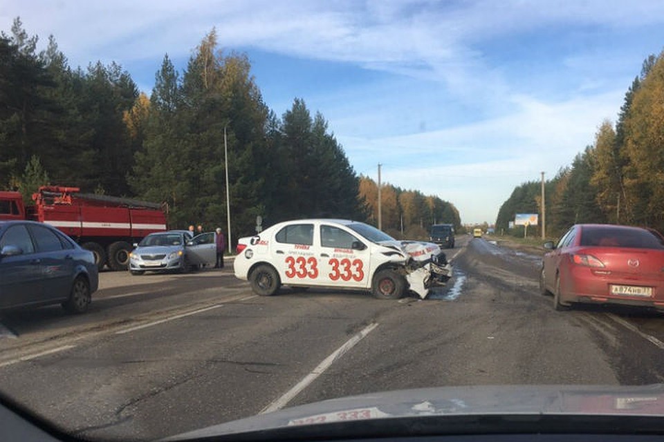 Ярославское такси «Тройка» попало в аварию в Ивановской области. Фото: Алексей Феофанов.