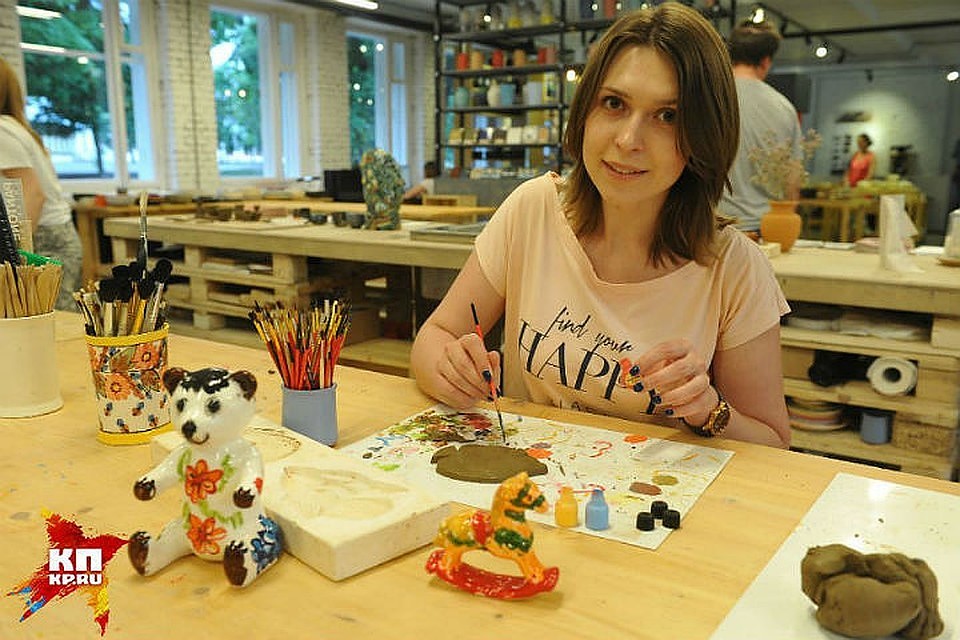 На выставке есть игрушки, свистульки, различные сувениры, посуда, декоративные панно, скульптурные композиции