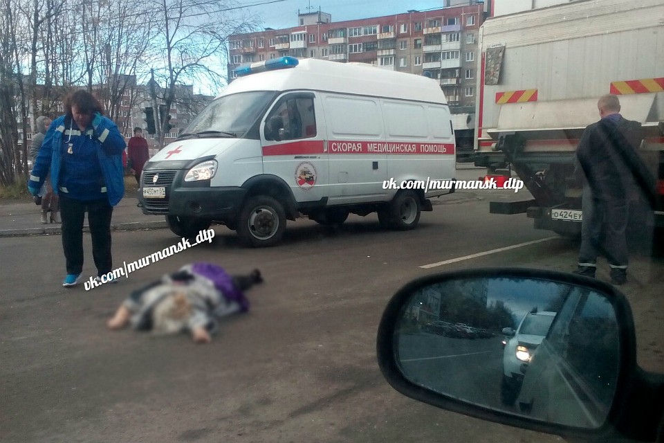 Большегруз протащил женщину по дороге. Фото: vk.com/murmansk_dtp
