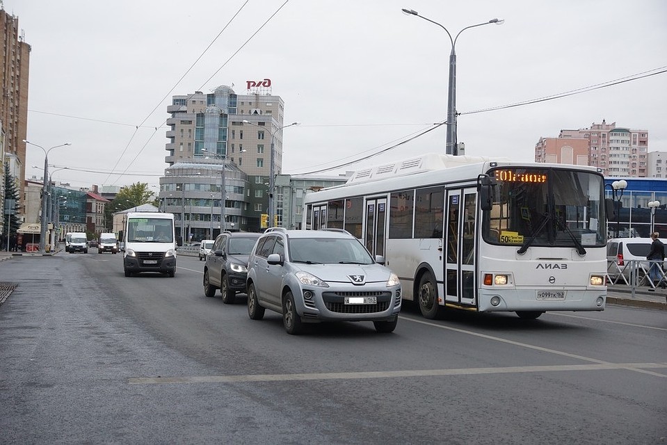 Некоторые водители по старой привычки едут по полосе автобусов и потом хватаются за голову