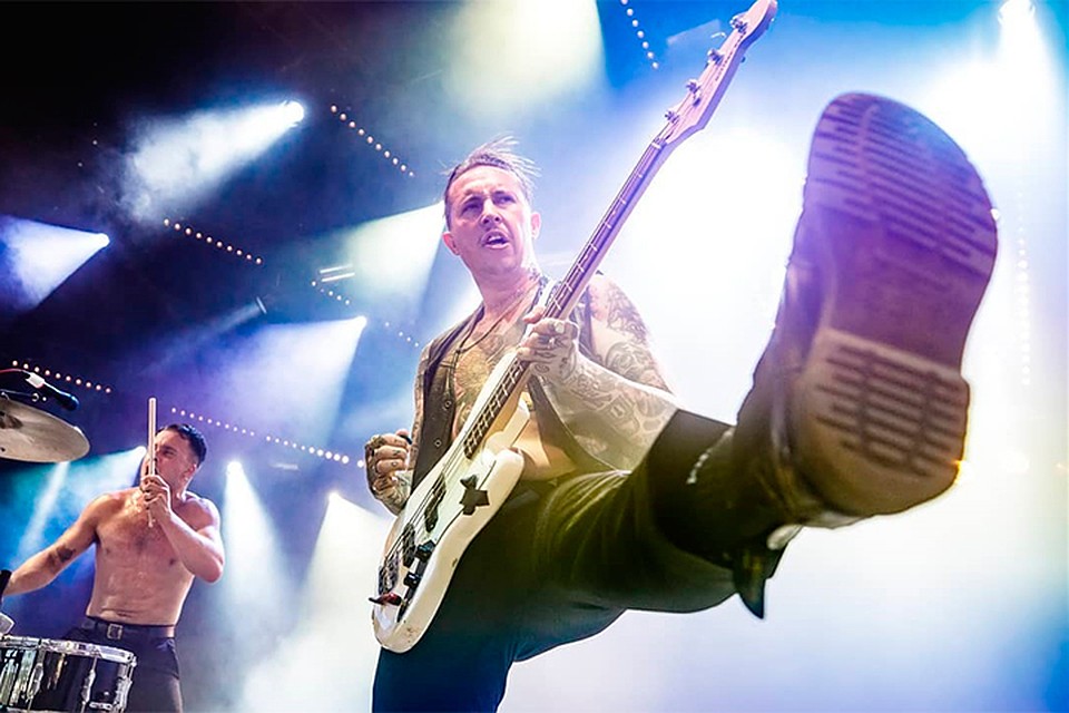 Журнал NME назвал Slaves одной из лучших живых групп современности.