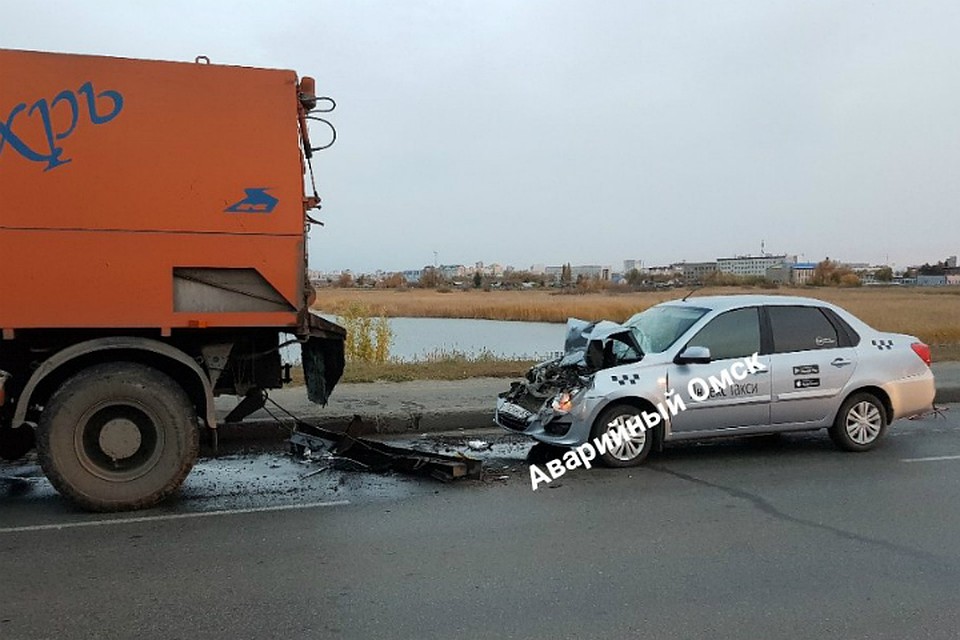Легковушка въехала в грузовик