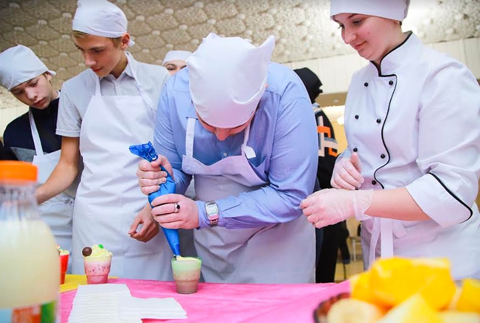 Тюменских школьников с нарушением слуха научили делать пирожные и смузи. Фото проекта Абилимпикс