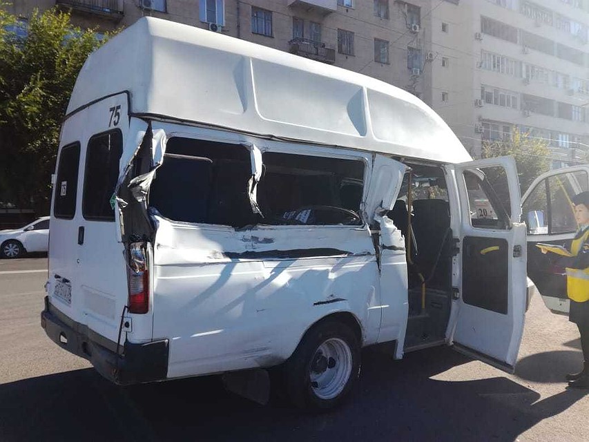 Грузовик сдавал назад и пропорол бок маршрутке.