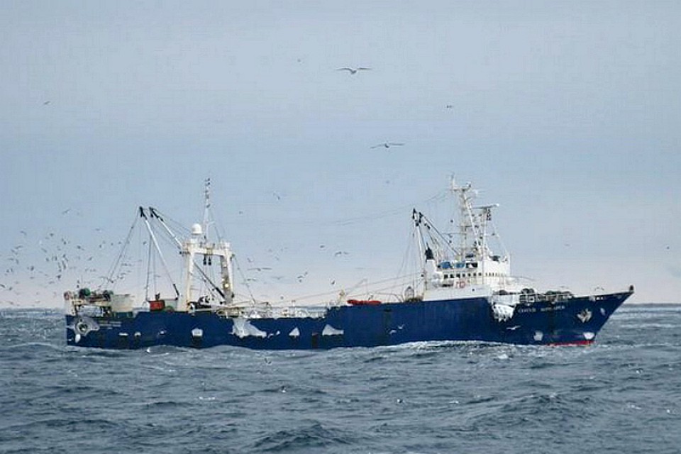 Намотка сетей остановила работу судна 10 октября. Фото: Морские вести России.