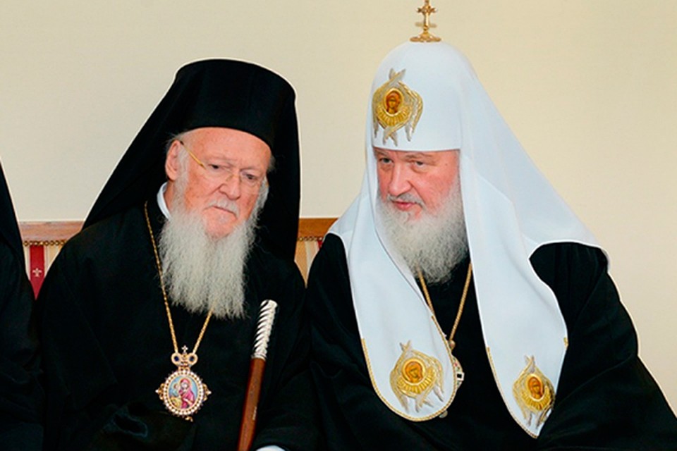 Патриарх Кирилл (справа) и патриарх Варфаломей так и не смогли найти консенсус по вопросу автокефалии украинской православной церкви. Фото: kp.ua