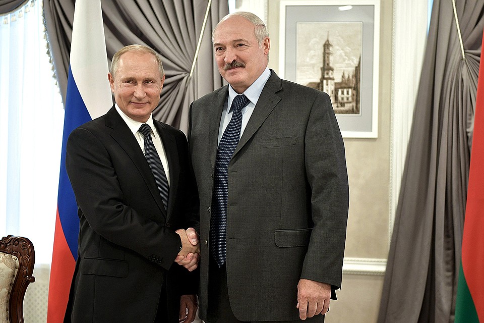 Александр Лукашенко и Владимир Путин перед началом переговоров в Могилеве.