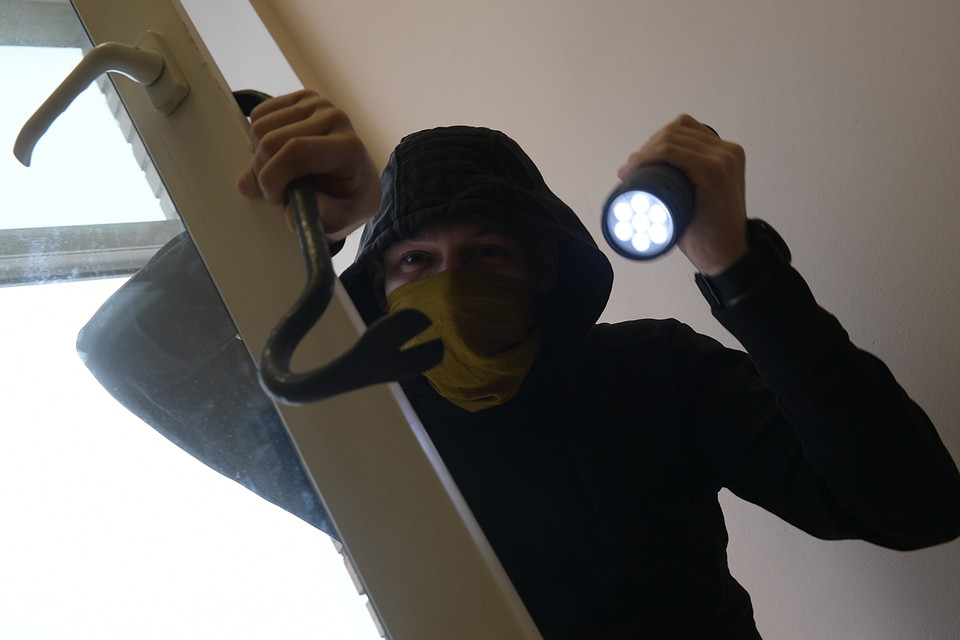 В Бурятии мужчина украл у семьи имущество на 65 тысяч рублей