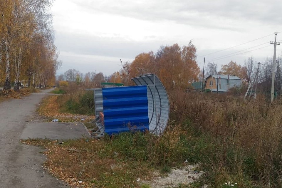 Сильный ветер снес остановку.