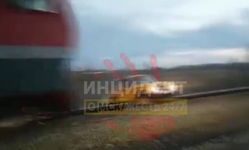 Люди успели отбежать в последний момент.