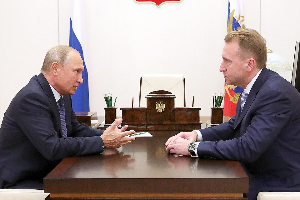 Президент РФ Владимир Путин и председатель государственной корпорации "Банк развития и внешнеэкономической деятельности (Внешэкономбанк)" Игорь Шувалов. ФОТО Михаил Климентьев/пресс-служба президента РФ/ТАСС