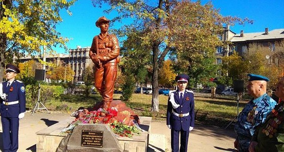 Памятник воину-интернационалисту в Алчевске. Фото: пресс-служба Совета Министров ЛНР